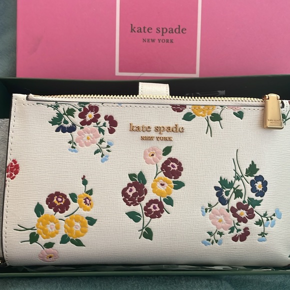 NWTs Kate Spade wallet. Halo white. Bouquet toss em. Gold accents. Super pretty - Picture 7 of 8